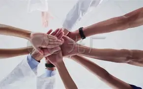 包含南特走出低迷，齐心协力全队团结一致豪取三分的词条