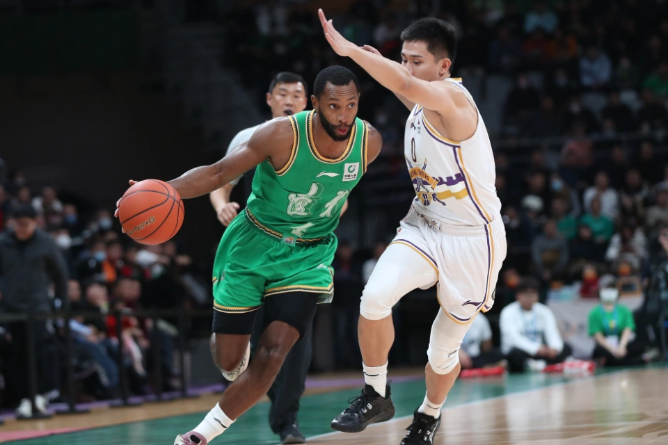  NBA常规赛季后赛对决在即！辽宁男篮演练定位球，费内巴切密集防守应对